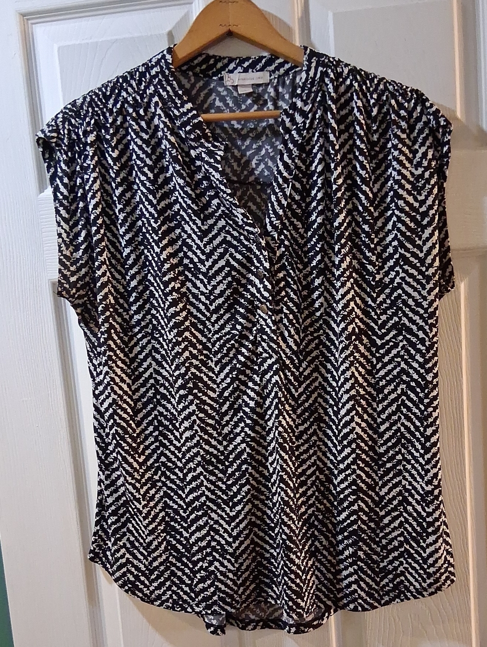 Dress Barn Black and White Chevron V-Neck Blouse Stretchy